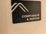une affiche accrochée au mur sur laquelle on peut lire « compatibilité » et « gestion »