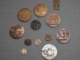 Plusieurs pièces sont disposées en cercle sur une surface grise.