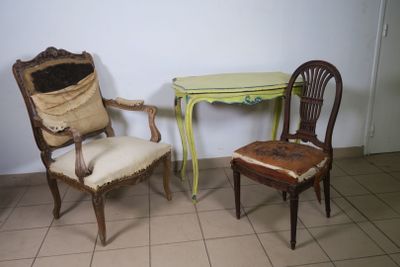 Lot composé de : - Chaise à dossier ajouré d'un vase de styl… - Photo 1