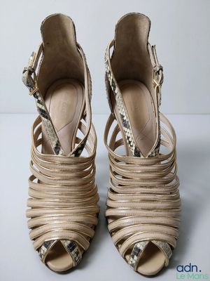 un gros plan sur une paire de chaussures pour femme posée sur une table