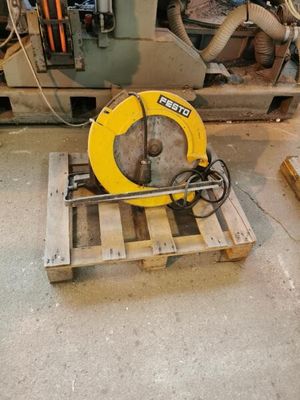 a picture of a machine that is sitting on a pallet