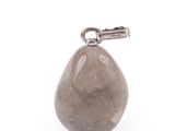 pendentif en pierre grise en forme de larme, muni d'un fermoir en argent, sur fond blanc