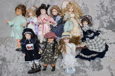 a lot of dolls that are sitting together on the floor