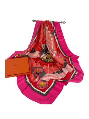 une écharpe rose ornée d'un motif rouge et noir