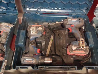 une boîte à outils bleue avec des outils à l'intérieur