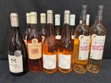 les nombreuses bouteilles de vin alignées sur la table
