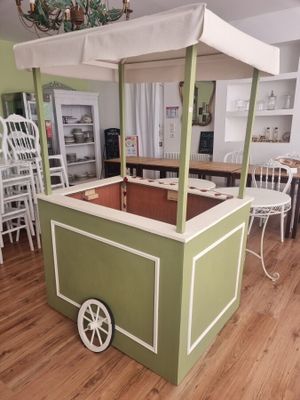 une photo d'un stand de restauration au milieu d'une pièce