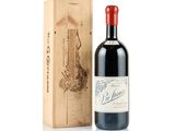 une bouteille de vin posée à côté d'une caisse en bois