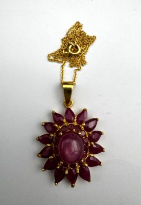 gros plan d'un collier sur une surface blanche