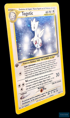 La carte Pokémon comporte l'image d'un lapin blanc au dos.