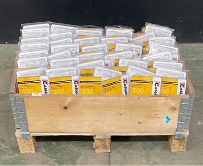 une caisse en bois remplie de paquets de nourriture posée sur une palette
