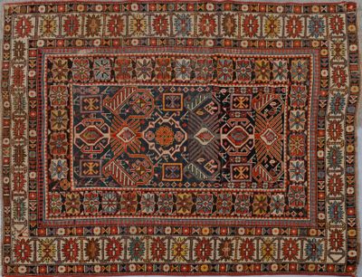 un tapis persan ancien à motifs géométriques sur fond bleu