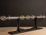 une image représentant un objet en verre posé sur un socle en bois