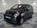 la photo d'une petite voiture noire garée dans un garage