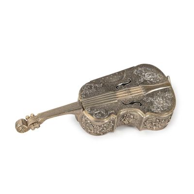 une broche antique en forme de violon en argent sur fond blanc