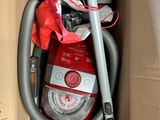 une boîte contenant un aspirateur et d'autres objets
