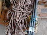 un tas de cordes et une paire de ciseaux posés sur une palette