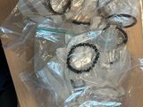 beaucoup d'objets emballés posés sur la table