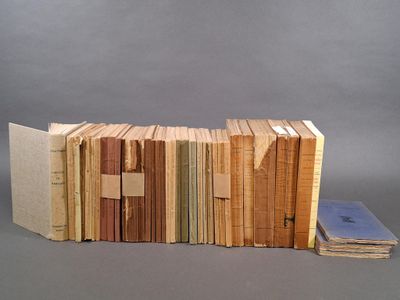 plusieurs livres empilés sur une table