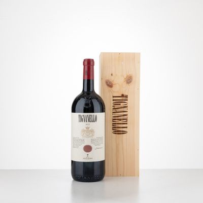 la bouteille de vin se trouve à côté d'une caisse en bois