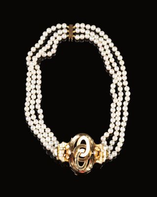 TOUR de COUR à trois rangs de perle de culture, centré d'un …