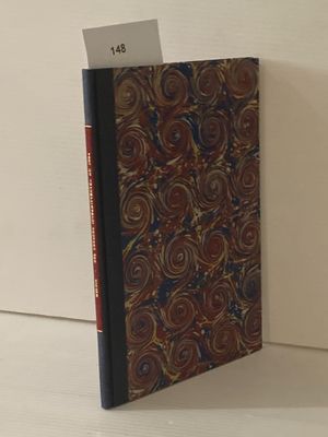 un livre posé sur une étagère contre un mur