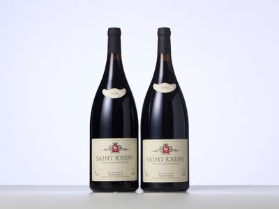 deux bouteilles de vin posées sur une table l'une à côté de l'autre