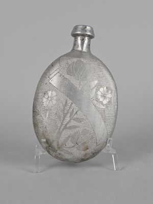 une flasque en argent ornée d'un oiseau et de fleurs