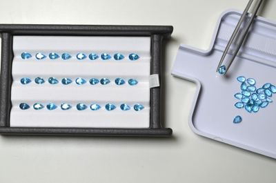 une photo d'un plateau avec des pierres bleues et une paire de ciseaux