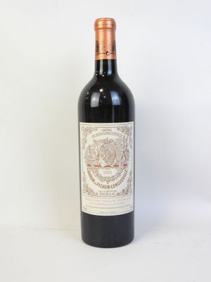 la bouteille de vin est posée sur une surface blanche