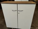 une armoire blanche à deux portes avec un plan de travail en bois