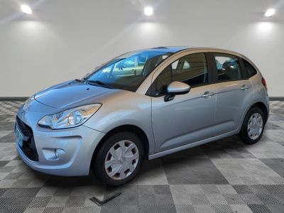 la photo d'une voiture argentée garée dans un garage
