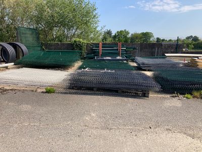 un gros tas d'ordures au bord de la route