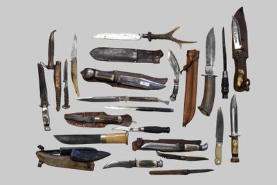 many different types of knives and knives that are on display