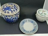 un bol bleu et blanc et une assiette posés sur une étagère