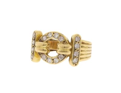 gros plan d'une bague en or avec des diamants sur fond blanc