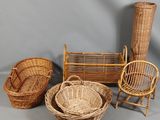trois chaises en osier, un panier et une chaise sur fond gris