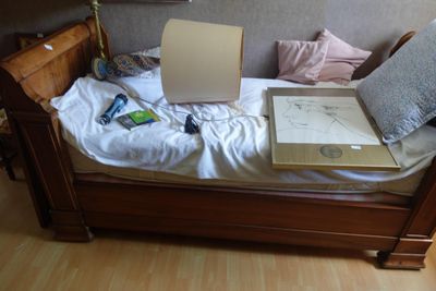 un lit sur lequel est posée une boîte, dans une pièce