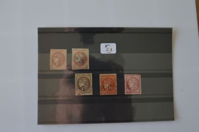 une photo d'un tableau accroché au mur sur lequel sont collés des timbres