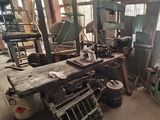 Il y a de nombreux types de machines différents dans cette pièce.