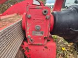 une borne d'incendie rouge installée au bord d'une route