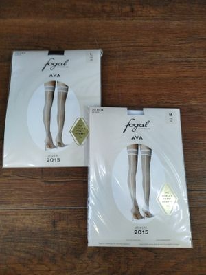Deux paires de bas moulants sont posées sur une table, accompagnées d'une étiquette de prix.