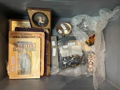 de nombreux articles dans une boîte posée sur une étagère