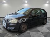la photo d'une voiture noire garée dans un garage