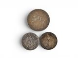 trois types de pièces différents posés sur une surface blanche