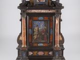une horloge posée sur une table
