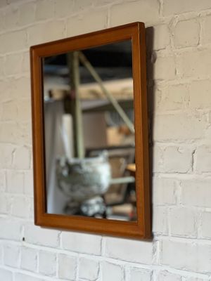 un miroir accroché à un mur de briques au-dessus d'un lavabo
