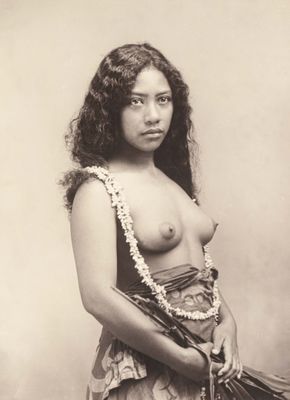 photographie en noir et blanc d'une femme en robe tenant un éventail