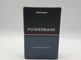 une boîte contenant une batterie externe posée sur une surface blanche
