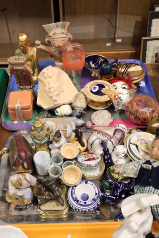 Important lot d’objets de décoration et de vitrine : poupées, scu...
